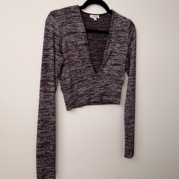 Aritzia Wilfred Deep V-Neck Knit Crop - Burgundy - Picture 2 of 5
